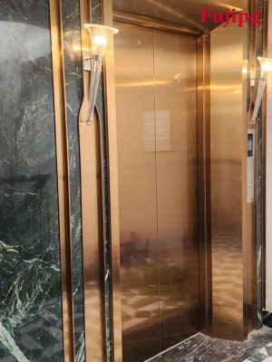 so sánh thang máy kính và thang máy inox thực tế